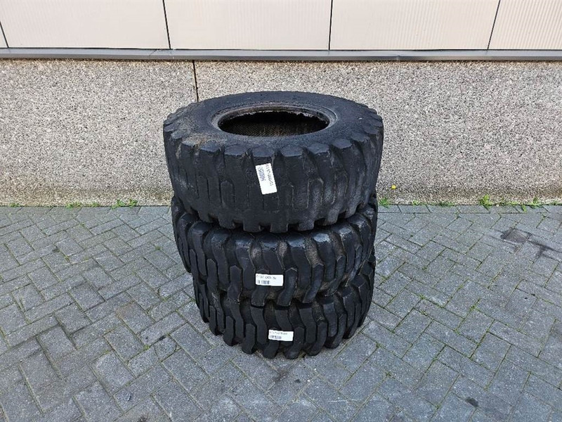 Ahlmann AL95-Titan 12.5/80-18-Tire/Reifen/Band - Gumiabroncsok és felnik - Építőipari gépek: 1 kép. Ahlmann AL95-Titan 12.5/80-18-Tire/Reifen/Band - Gumiabroncsok és felnik - Építőipari gépek: 1 kép.