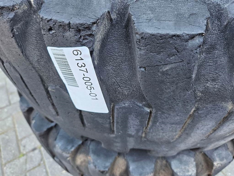 Ahlmann AL95-Titan 12.5/80-18-Tire/Reifen/Band - Gumiabroncsok és felnik - Építőipari gépek: 2 kép. Ahlmann AL95-Titan 12.5/80-18-Tire/Reifen/Band - Gumiabroncsok és felnik - Építőipari gépek: 2 kép.