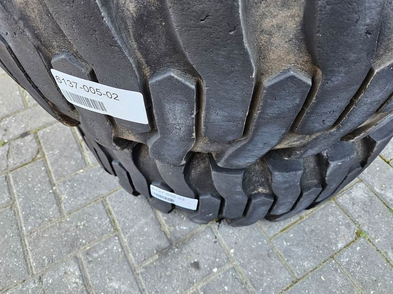 Ahlmann AL95-Titan 12.5/80-18-Tire/Reifen/Band - Gumiabroncsok és felnik - Építőipari gépek: 3 kép. Ahlmann AL95-Titan 12.5/80-18-Tire/Reifen/Band - Gumiabroncsok és felnik - Építőipari gépek: 3 kép.