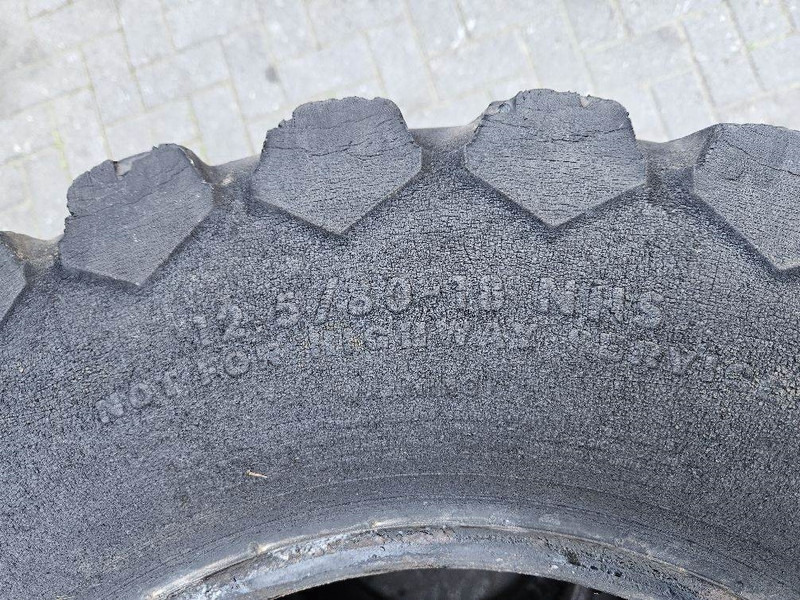 Ahlmann AL95-Titan 12.5/80-18-Tire/Reifen/Band - Gumiabroncsok és felnik - Építőipari gépek: 5 kép. Ahlmann AL95-Titan 12.5/80-18-Tire/Reifen/Band - Gumiabroncsok és felnik - Építőipari gépek: 5 kép.
