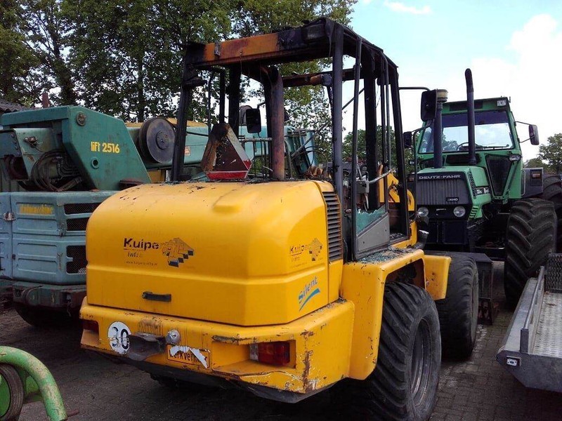 Ahlmann AZ 85 (For parts) - Gumikerekes homlokrakodó: 2 kép. Ahlmann AZ 85 (For parts) - Gumikerekes homlokrakodó: 2 kép.