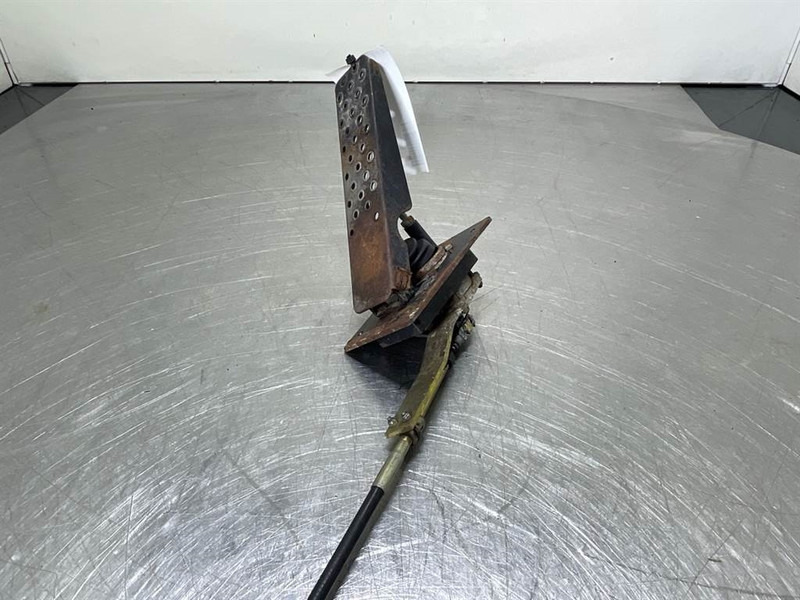 Ahlmann AZ14-4184957A-Gas pedal/Fusspedal - Fülke és belső tér - Építőipari gépek: 3 kép. Ahlmann AZ14-4184957A-Gas pedal/Fusspedal - Fülke és belső tér - Építőipari gépek: 3 kép.