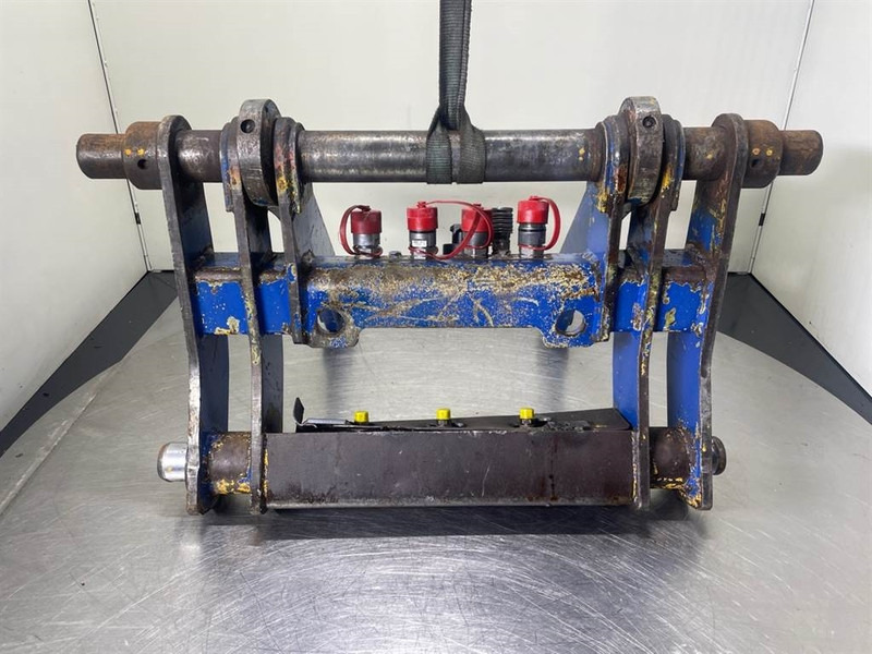 Ahlmann AZ150-Quick coupler/Schnellwechsler/Snelwissel - Gyorscsatlakozó - Építőipari gépek: 1 kép. Ahlmann AZ150-Quick coupler/Schnellwechsler/Snelwissel - Gyorscsatlakozó - Építőipari gépek: 1 kép.