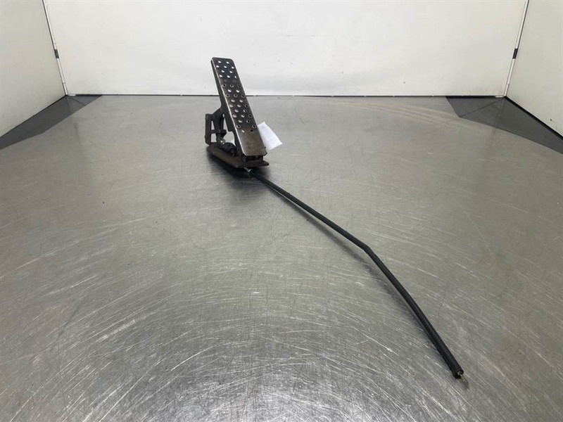 Ahlmann AZ6-4104384A-Gas pedal - Fülke és belső tér - Építőipari gépek: 2 kép. Ahlmann AZ6-4104384A-Gas pedal - Fülke és belső tér - Építőipari gépek: 2 kép.