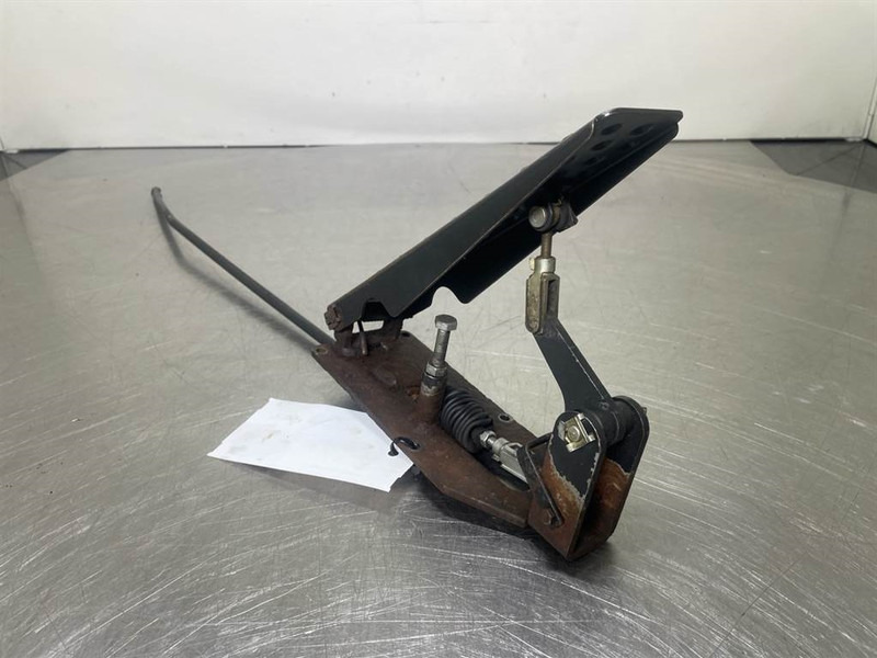 Ahlmann AZ6-4104384A-Gas pedal - Fülke és belső tér - Építőipari gépek: 3 kép. Ahlmann AZ6-4104384A-Gas pedal - Fülke és belső tér - Építőipari gépek: 3 kép.