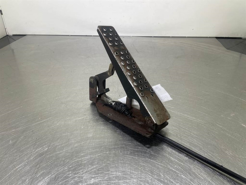 Ahlmann AZ6-4104384A-Gas pedal - Fülke és belső tér - Építőipari gépek: 1 kép. Ahlmann AZ6-4104384A-Gas pedal - Fülke és belső tér - Építőipari gépek: 1 kép.