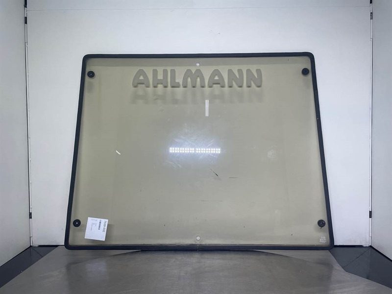 Ahlmann AZ6-4110393A-Window/Heckscheibe/Ruit - Fülke és belső tér - Építőipari gépek: 1 kép. Ahlmann AZ6-4110393A-Window/Heckscheibe/Ruit - Fülke és belső tér - Építőipari gépek: 1 kép.