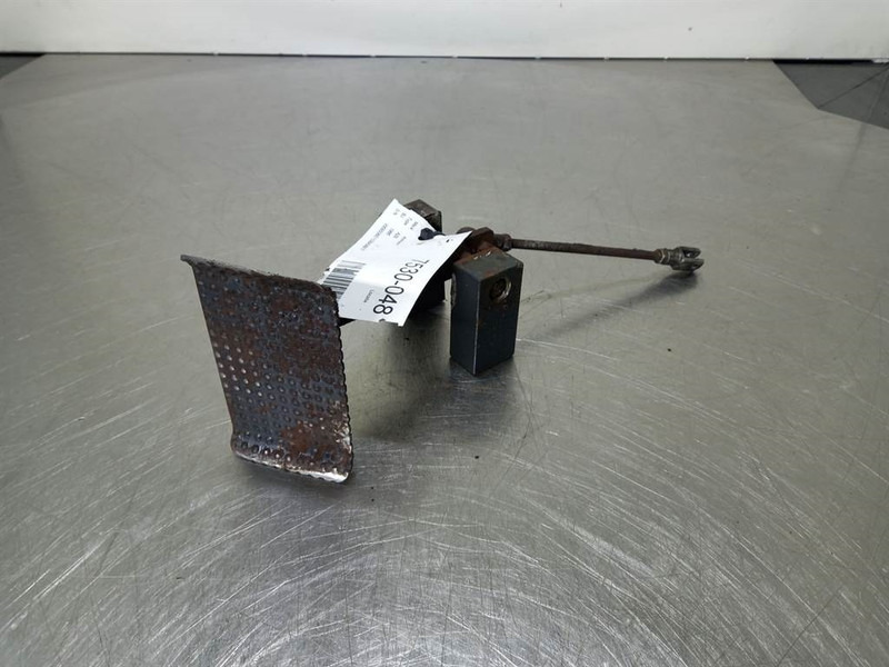 Ahlmann AZ6-4139691K-Pedal/Zwenkpedaal - Fülke és belső tér - Építőipari gépek: 2 kép. Ahlmann AZ6-4139691K-Pedal/Zwenkpedaal - Fülke és belső tér - Építőipari gépek: 2 kép.