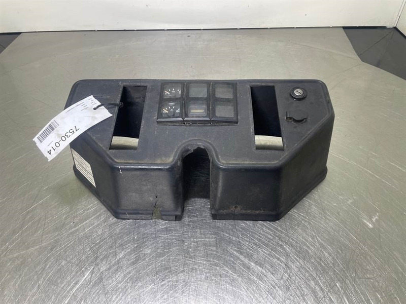 Ahlmann AZ6 - Dashboard/Console/Konsole - Fülke és belső tér - Építőipari gépek: 1 kép. Ahlmann AZ6 - Dashboard/Console/Konsole - Fülke és belső tér - Építőipari gépek: 1 kép.