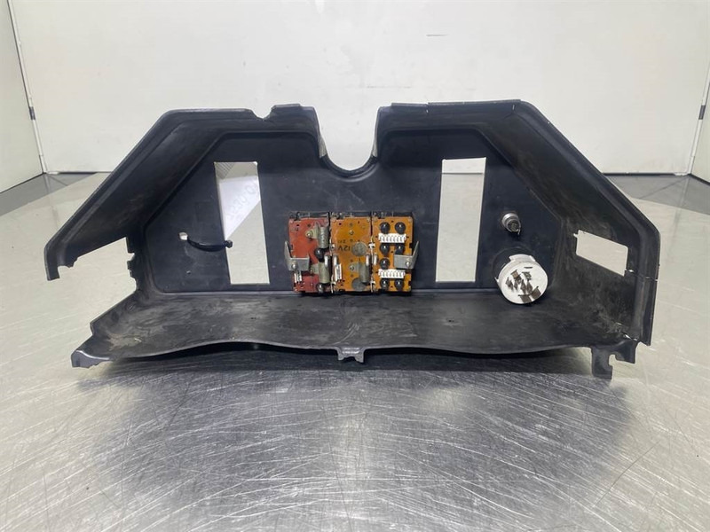 Ahlmann AZ6 - Dashboard/Console/Konsole - Fülke és belső tér - Építőipari gépek: 5 kép. Ahlmann AZ6 - Dashboard/Console/Konsole - Fülke és belső tér - Építőipari gépek: 5 kép.