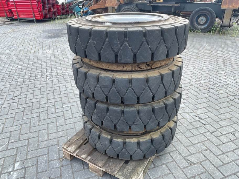 Athletik 10.00-20 - SOLID - Tire/Reifen/Band - Gumiabroncsok és felnik - Építőipari gépek: 3 kép. Athletik 10.00-20 - SOLID - Tire/Reifen/Band - Gumiabroncsok és felnik - Építőipari gépek: 3 kép.