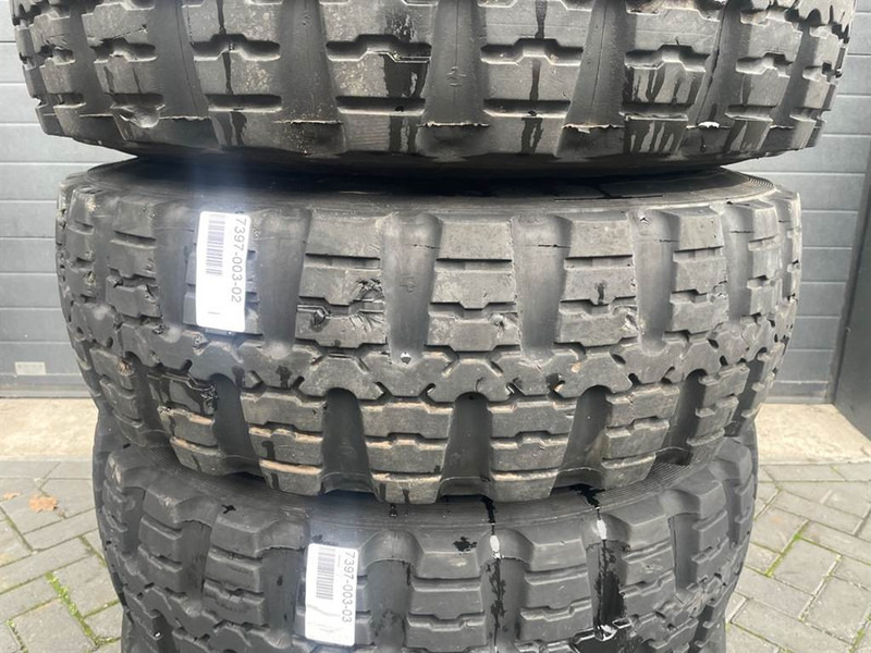 Atlas AR65-Continental 12.5R20-Tire/Reifen/Band - Gumiabroncsok és felnik - Építőipari gépek: 5 kép. Atlas AR65-Continental 12.5R20-Tire/Reifen/Band - Gumiabroncsok és felnik - Építőipari gépek: 5 kép.