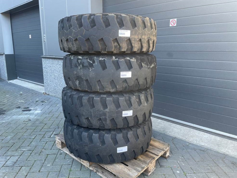 Atlas AR65-Michelin 335/80R20 (12.5R20)-Tire/Reifen/Band - Gumiabroncsok és felnik - Építőipari gépek: 2 kép. Atlas AR65-Michelin 335/80R20 (12.5R20)-Tire/Reifen/Band - Gumiabroncsok és felnik - Építőipari gépek: 2 kép.