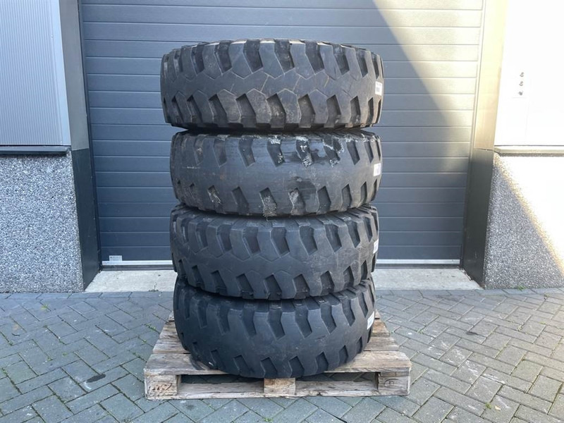 Atlas AR65-Michelin 335/80R20 (12.5R20)-Tire/Reifen/Band - Gumiabroncsok és felnik - Építőipari gépek: 1 kép. Atlas AR65-Michelin 335/80R20 (12.5R20)-Tire/Reifen/Band - Gumiabroncsok és felnik - Építőipari gépek: 1 kép.