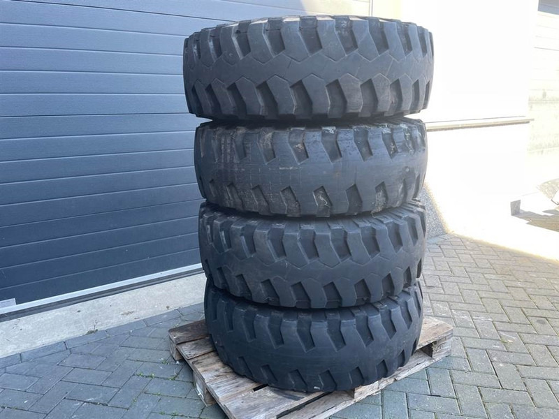 Atlas AR65-Michelin 335/80R20 (12.5R20)-Tire/Reifen/Band - Gumiabroncsok és felnik - Építőipari gépek: 3 kép. Atlas AR65-Michelin 335/80R20 (12.5R20)-Tire/Reifen/Band - Gumiabroncsok és felnik - Építőipari gépek: 3 kép.