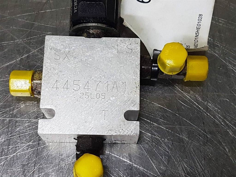 Case 621D-CNH 445471A1-Valve/Ventile/Ventiel - Hidraulika - Építőipari gépek: 3 kép. Case 621D-CNH 445471A1-Valve/Ventile/Ventiel - Hidraulika - Építőipari gépek: 3 kép.