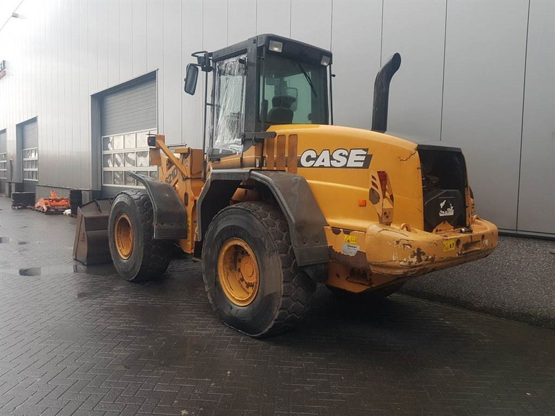 Case 621D - (For parts) - Gumikerekes homlokrakodó: 5 kép. Case 621D - (For parts) - Gumikerekes homlokrakodó: 5 kép.