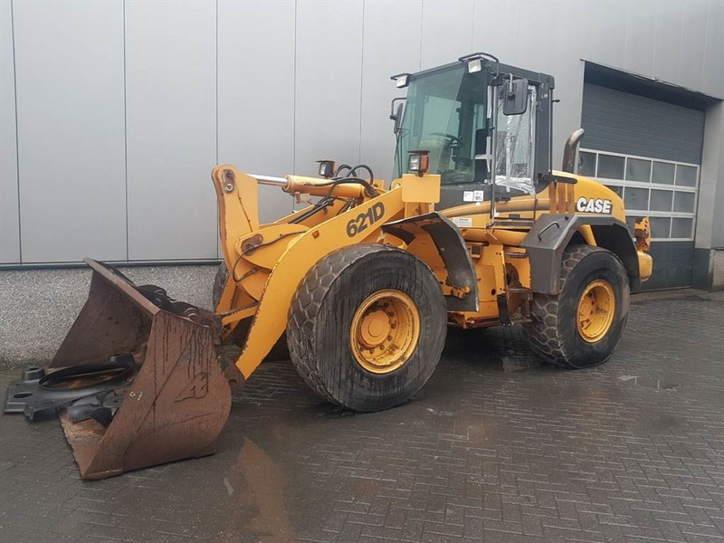 Case 621D - (For parts) - Gumikerekes homlokrakodó: 4 kép. Case 621D - (For parts) - Gumikerekes homlokrakodó: 4 kép.