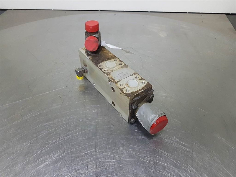 Case 921C - L127968 - Valve/Ventile/Ventiel - Hidraulika - Építőipari gépek: 3 kép. Case 921C - L127968 - Valve/Ventile/Ventiel - Hidraulika - Építőipari gépek: 3 kép.