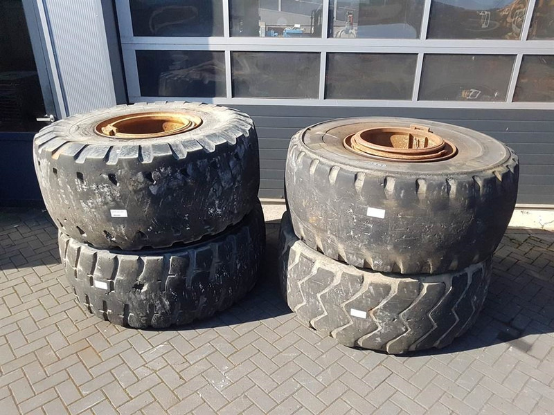 Case 921C-Michelin 26.5R25-Tire/Reifen/Band - Gumiabroncsok és felnik - Építőipari gépek: 2 kép. Case 921C-Michelin 26.5R25-Tire/Reifen/Band - Gumiabroncsok és felnik - Építőipari gépek: 2 kép.