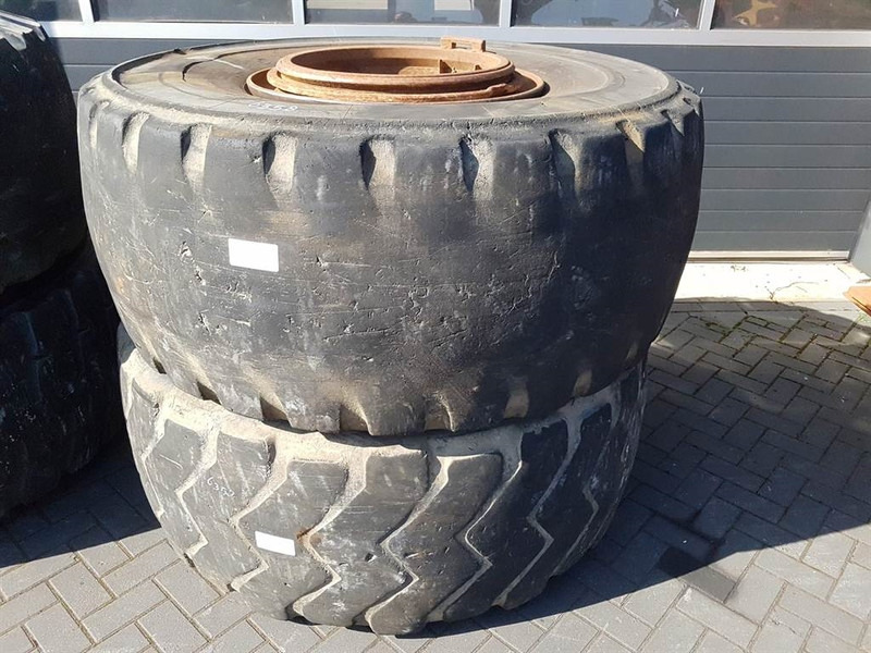 Case 921C-Michelin 26.5R25-Tire/Reifen/Band - Gumiabroncsok és felnik - Építőipari gépek: 3 kép. Case 921C-Michelin 26.5R25-Tire/Reifen/Band - Gumiabroncsok és felnik - Építőipari gépek: 3 kép.