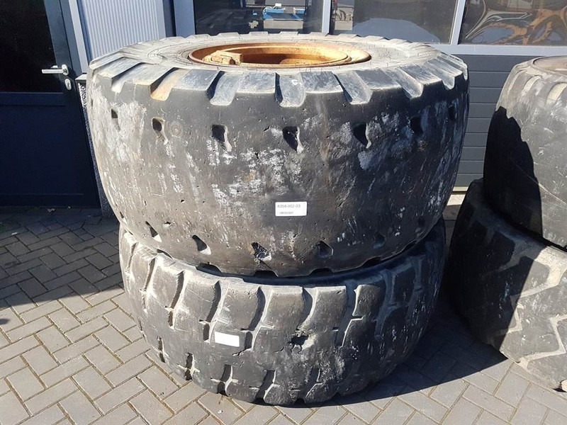 Case 921C-Michelin 26.5R25-Tire/Reifen/Band - Gumiabroncsok és felnik - Építőipari gépek: 4 kép. Case 921C-Michelin 26.5R25-Tire/Reifen/Band - Gumiabroncsok és felnik - Építőipari gépek: 4 kép.