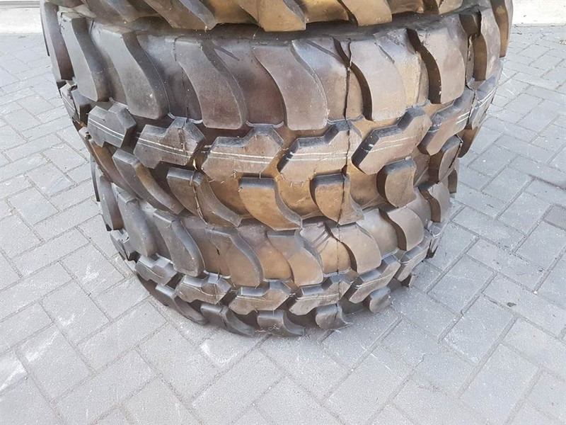 DUNLOP mitas covers -405/70-R18 (15.5/70-R18)-Tire/Reifen - Gumiabroncsok és felnik - Építőipari gépek: 2 kép. DUNLOP mitas covers -405/70-R18 (15.5/70-R18)-Tire/Reifen - Gumiabroncsok és felnik - Építőipari gépek: 2 kép.