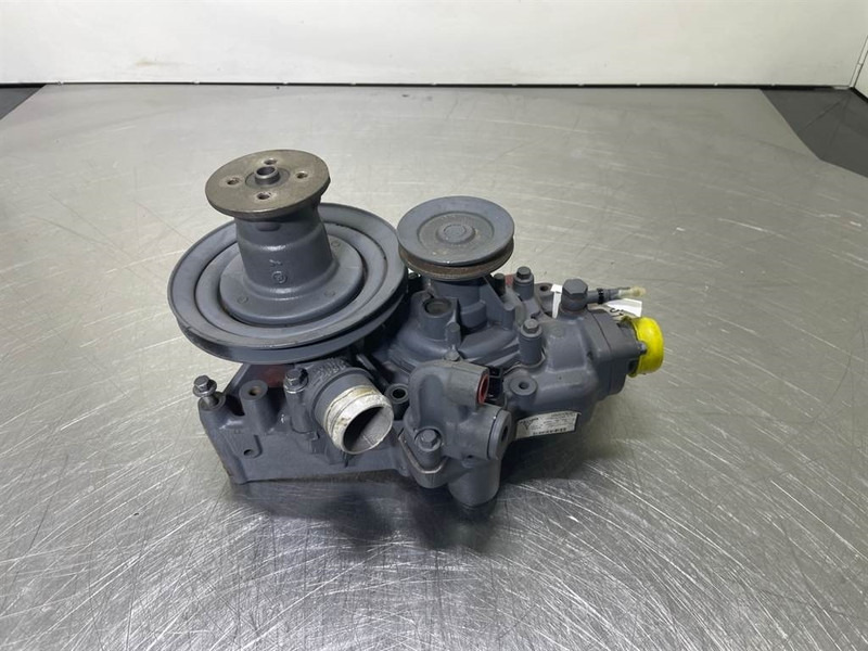 Deutz 04300291 - Coolant pump/Kühlmittelpumpe/Waterpomp - Motor - Építőipari gépek: 4 kép. Deutz 04300291 - Coolant pump/Kühlmittelpumpe/Waterpomp - Motor - Építőipari gépek: 4 kép.