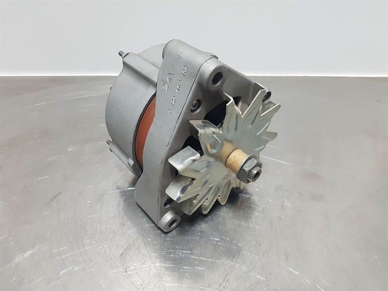 Deutz 913/1013-28V 55A-Alternator/Lichtmaschine/Dynamo - Motor - Építőipari gépek: 1 kép. Deutz 913/1013-28V 55A-Alternator/Lichtmaschine/Dynamo - Motor - Építőipari gépek: 1 kép.