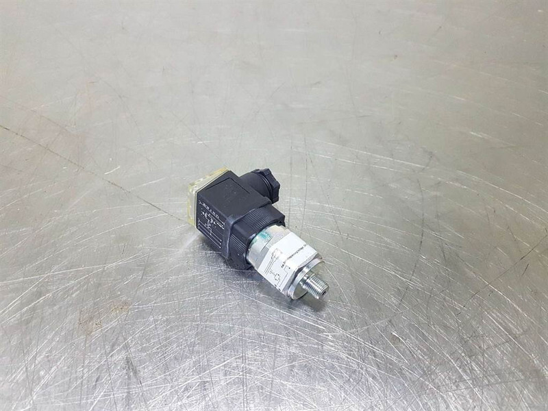 Hydac VMF 2 D.1 /-L24-301705-Clogging indicators - Elektromos rendszer - Építőipari gépek: 1 kép. Hydac VMF 2 D.1 /-L24-301705-Clogging indicators - Elektromos rendszer - Építőipari gépek: 1 kép.