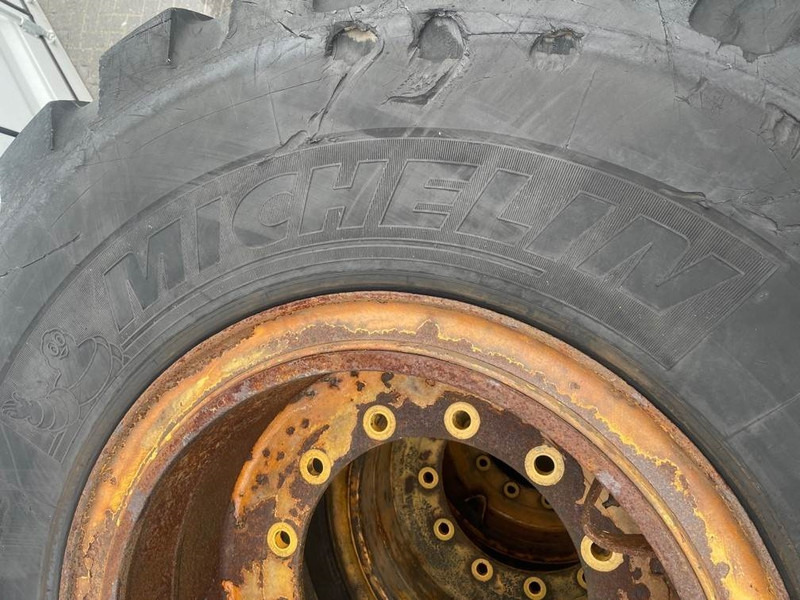 Hyundai HL740-9-Michelin 20.5R25-Tire/Reifen/Band - Gumiabroncsok és felnik - Építőipari gépek: 4 kép. Hyundai HL740-9-Michelin 20.5R25-Tire/Reifen/Band - Gumiabroncsok és felnik - Építőipari gépek: 4 kép.