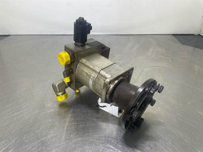 Hyundai HL757-7A-11LD-30700 / VAD0511111-Fan motor - Hidraulika - Építőipari gépek: 1 kép. Hyundai HL757-7A-11LD-30700 / VAD0511111-Fan motor - Hidraulika - Építőipari gépek: 1 kép.