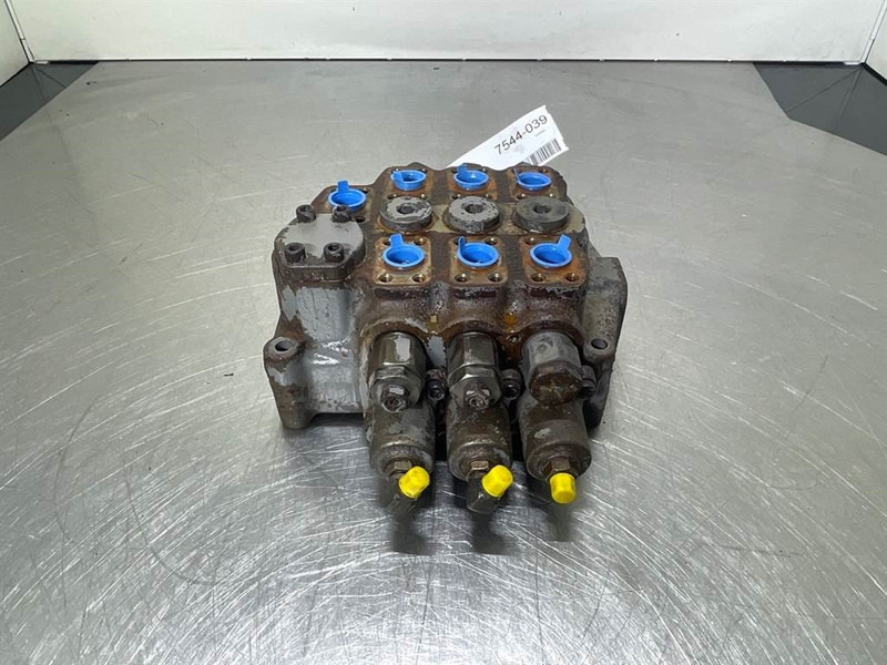 Hyundai HL757-7A-31LD-00030-WA28D7D7F1-57-Valve/Ventile - Hidraulika - Építőipari gépek: 2 kép. Hyundai HL757-7A-31LD-00030-WA28D7D7F1-57-Valve/Ventile - Hidraulika - Építőipari gépek: 2 kép.
