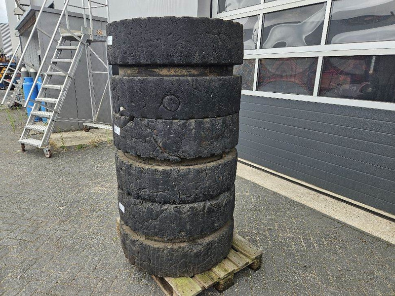 Liebherr 10.00-20 - Tire/Reifen/Band - Gumiabroncsok és felnik - Építőipari gépek: 2 kép. Liebherr 10.00-20 - Tire/Reifen/Band - Gumiabroncsok és felnik - Építőipari gépek: 2 kép.