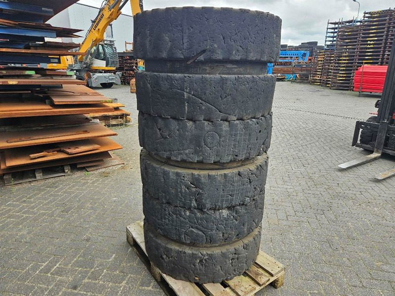 Liebherr 10.00-20 - Tire/Reifen/Band - Gumiabroncsok és felnik - Építőipari gépek: 3 kép. Liebherr 10.00-20 - Tire/Reifen/Band - Gumiabroncsok és felnik - Építőipari gépek: 3 kép.