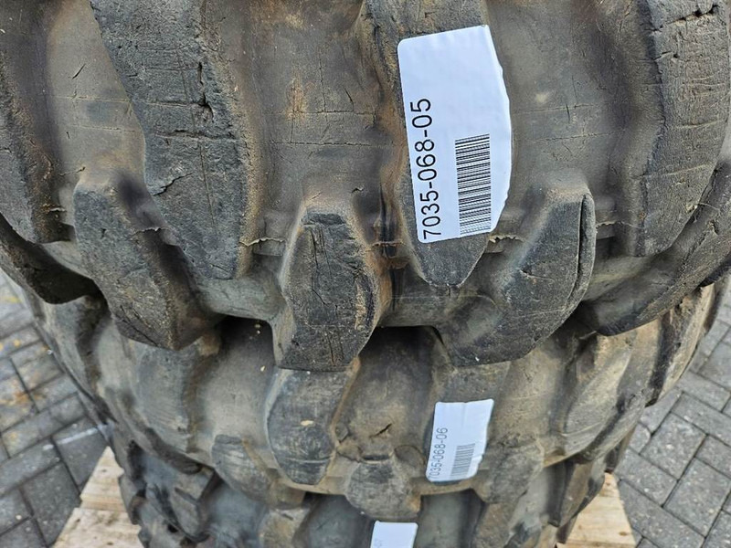 Liebherr A924B-Athletik 10.00-20-Tire/Reifen/Band - Gumiabroncsok és felnik - Építőipari gépek: 3 kép. Liebherr A924B-Athletik 10.00-20-Tire/Reifen/Band - Gumiabroncsok és felnik - Építőipari gépek: 3 kép.