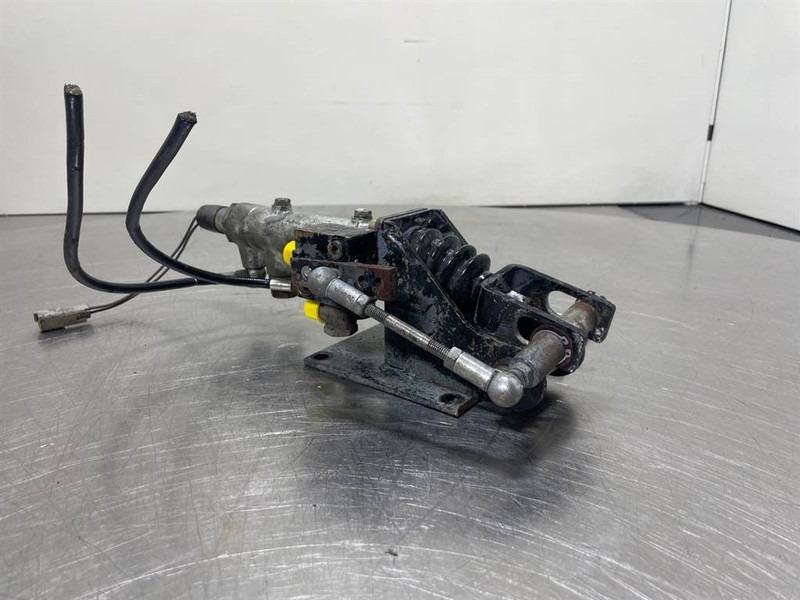 Liebherr L514-7621940-Brake cylinder/Bremszylinder - Fék alkatrészek - Építőipari gépek: 2 kép. Liebherr L514-7621940-Brake cylinder/Bremszylinder - Fék alkatrészek - Építőipari gépek: 2 kép.