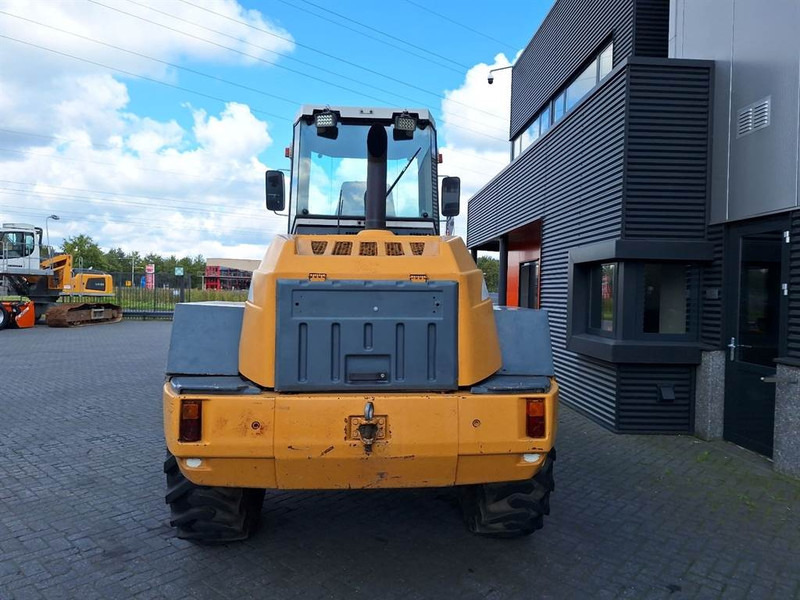 Liebherr L522 - Gumikerekes homlokrakodó: 3 kép. Liebherr L522 - Gumikerekes homlokrakodó: 3 kép.