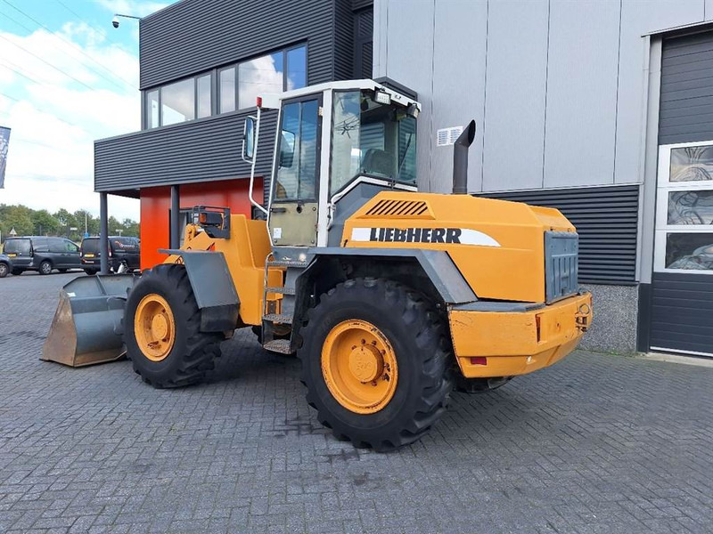 Liebherr L522 - Gumikerekes homlokrakodó: 2 kép. Liebherr L522 - Gumikerekes homlokrakodó: 2 kép.
