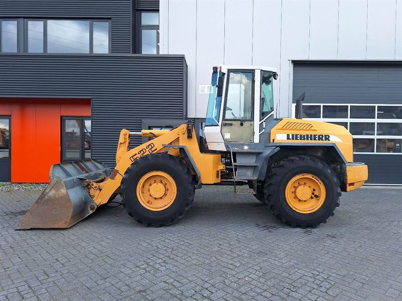 Liebherr L522 - Gumikerekes homlokrakodó: 1 kép. Liebherr L522 - Gumikerekes homlokrakodó: 1 kép.
