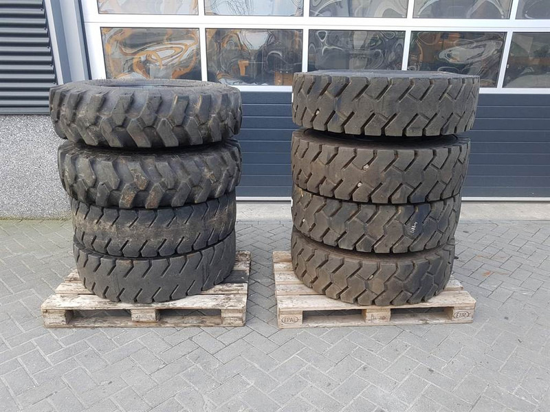 Liebherr LH24M-Michelin 11.00R20-Tyre/Reifen/Band - Gumiabroncsok és felnik - Építőipari gépek: 1 kép. Liebherr LH24M-Michelin 11.00R20-Tyre/Reifen/Band - Gumiabroncsok és felnik - Építőipari gépek: 1 kép.