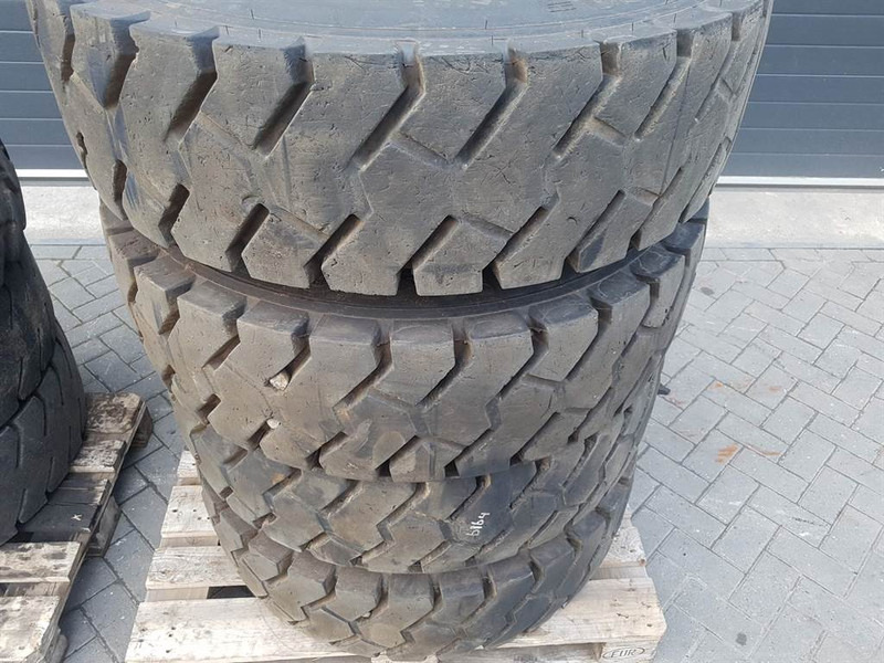 Liebherr LH24M-Michelin 11.00R20-Tyre/Reifen/Band - Gumiabroncsok és felnik - Építőipari gépek: 4 kép. Liebherr LH24M-Michelin 11.00R20-Tyre/Reifen/Band - Gumiabroncsok és felnik - Építőipari gépek: 4 kép.