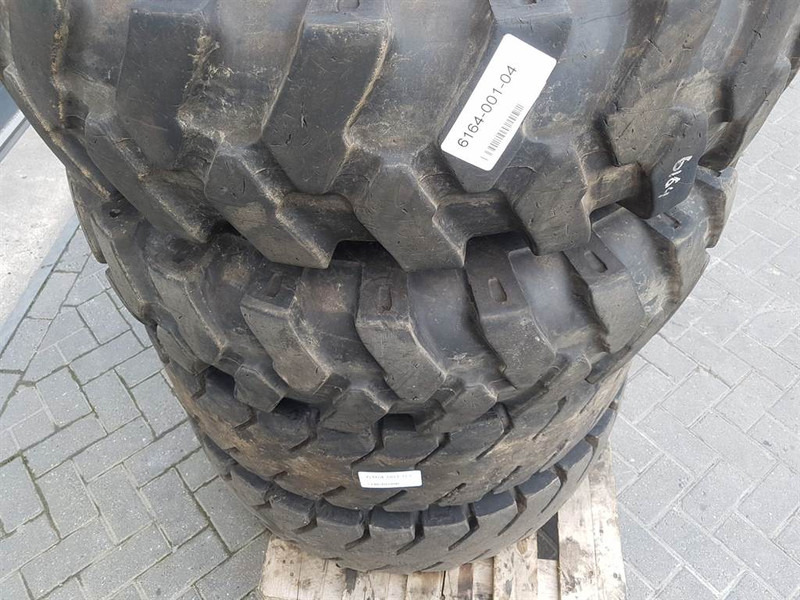 Liebherr LH24M-Michelin 11.00R20-Tyre/Reifen/Band - Gumiabroncsok és felnik - Építőipari gépek: 5 kép. Liebherr LH24M-Michelin 11.00R20-Tyre/Reifen/Band - Gumiabroncsok és felnik - Építőipari gépek: 5 kép.