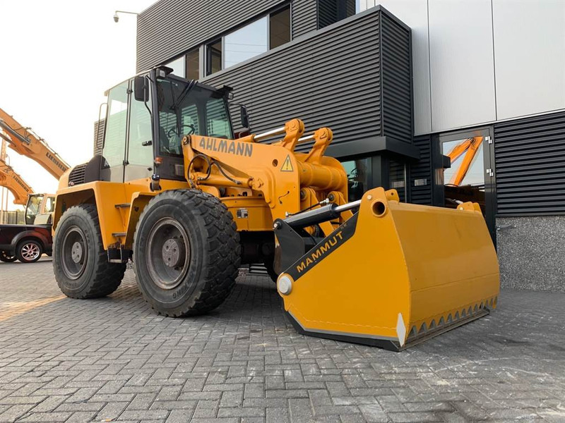 MAMMUT SB 195 M - Silage cutter/Silageschneider - Silózó berendezések: 2 kép. MAMMUT SB 195 M - Silage cutter/Silageschneider - Silózó berendezések: 2 kép.