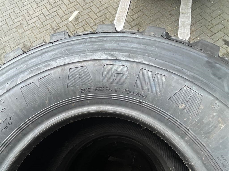 Magna 405/70R18-Tire/Reifen/Band - Gumiabroncsok és felnik - Építőipari gépek: 5 kép. Magna 405/70R18-Tire/Reifen/Band - Gumiabroncsok és felnik - Építőipari gépek: 5 kép.