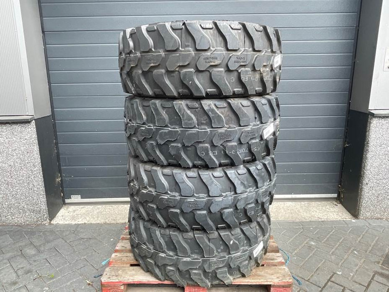 Magna 405/70R18-Tire/Reifen/Band - Gumiabroncsok és felnik - Építőipari gépek: 1 kép. Magna 405/70R18-Tire/Reifen/Band - Gumiabroncsok és felnik - Építőipari gépek: 1 kép.