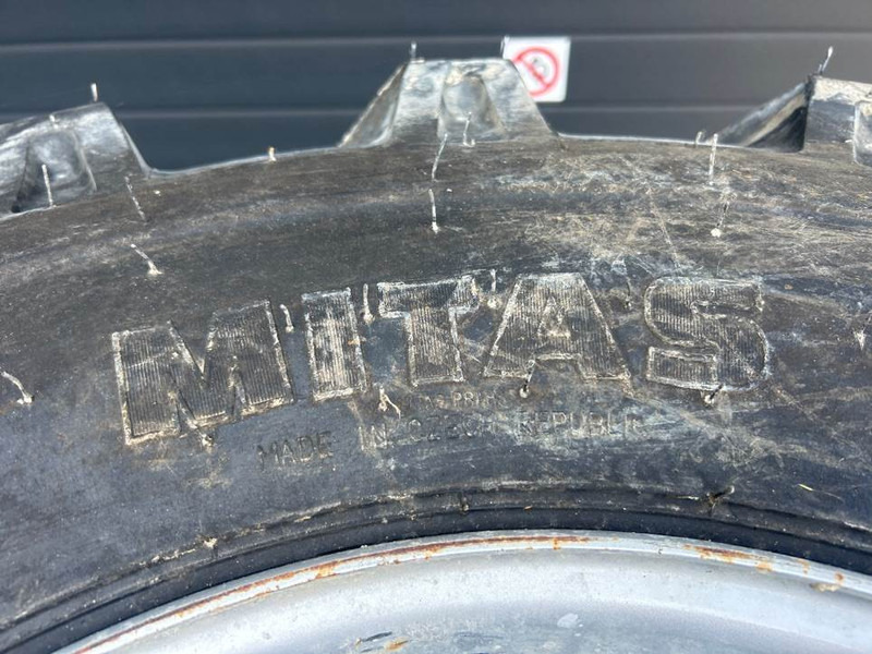 Manitou MRT2145-Mitas 18-19.5-Tire/Reifen/Band - Gumiabroncsok és felnik - Építőipari gépek: 5 kép. Manitou MRT2145-Mitas 18-19.5-Tire/Reifen/Band - Gumiabroncsok és felnik - Építőipari gépek: 5 kép.