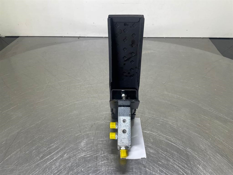 Mecalac 12MTX-5270642-Control pedal boom - Hidraulika - Építőipari gépek: 4 kép. Mecalac 12MTX-5270642-Control pedal boom - Hidraulika - Építőipari gépek: 4 kép.