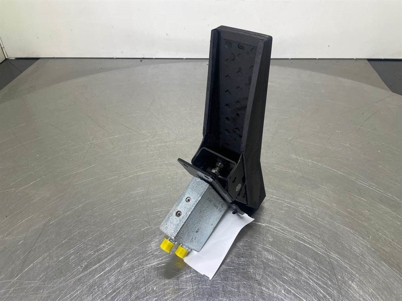 Mecalac 12MTX-5270642-Control pedal boom - Hidraulika - Építőipari gépek: 5 kép. Mecalac 12MTX-5270642-Control pedal boom - Hidraulika - Építőipari gépek: 5 kép.