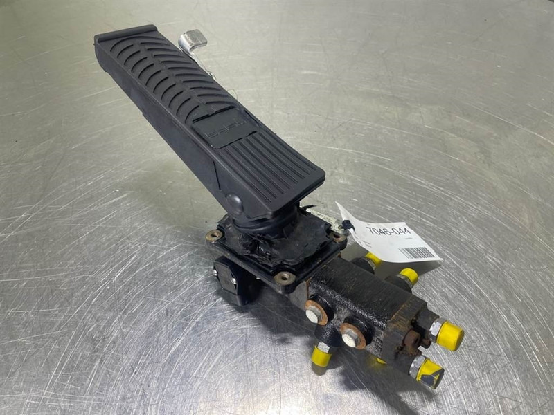 Mecalac 12MTX-5360657-Brake valve/Bremsventile/Remventiel - Hidraulika - Építőipari gépek: 1 kép. Mecalac 12MTX-5360657-Brake valve/Bremsventile/Remventiel - Hidraulika - Építőipari gépek: 1 kép.